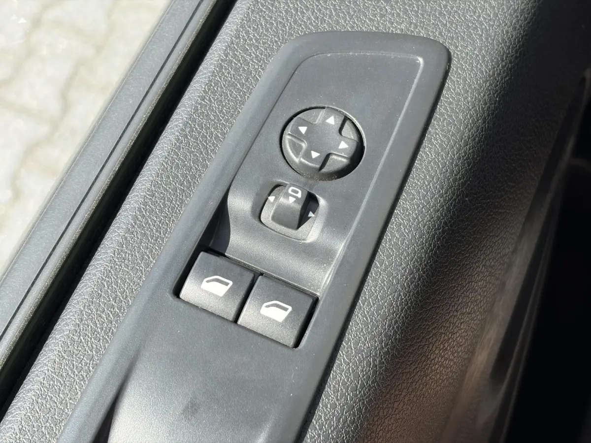 2.0 L3*AUTOM.*NAV*3PERS*CRUISE*HAAK*A/C*2500KGTR.*