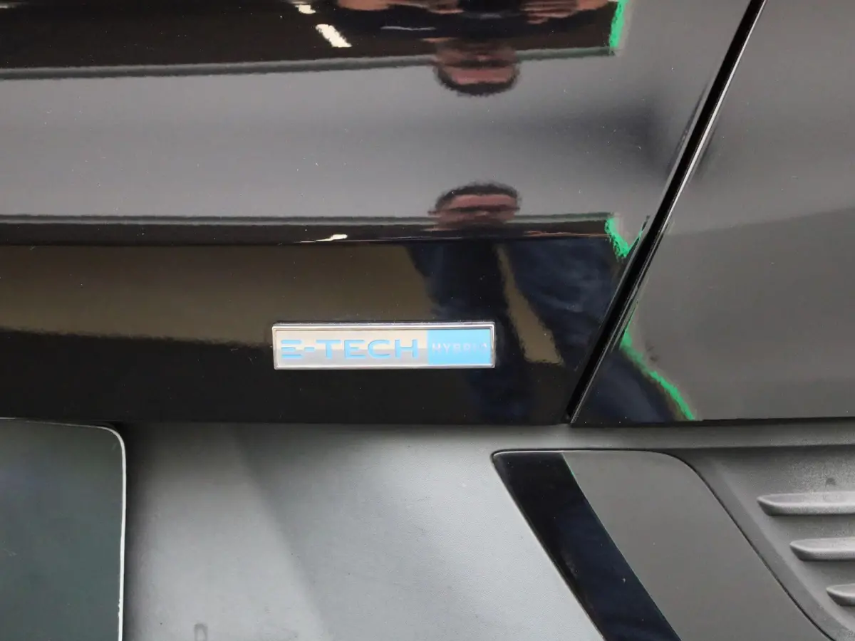 1.6 E-Tech Hybrid 145 Intens | ACHTERUITRIJCAMERA | APPLE CARPLAY - ANDROID AUTO | LANE ASSIST | KEYLESS |