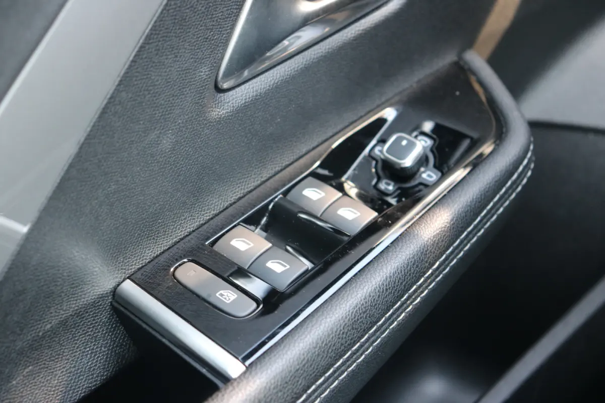 1.2 Turbo Hybrid GS | Navi | Stoel en stuur verw. | Camera | Keyless | PDC V+A | DAB |