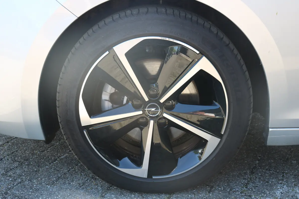 1.2 Turbo Hybrid GS | Navi | Stoel en stuur verw. | Camera | Keyless | PDC V+A | DAB |