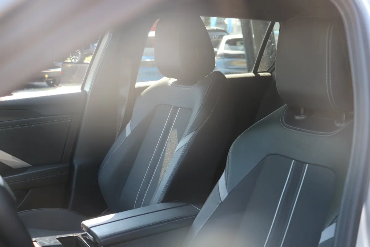 1.2 Turbo Hybrid GS | Navi | Stoel en stuur verw. | Camera | Keyless | PDC V+A | DAB |