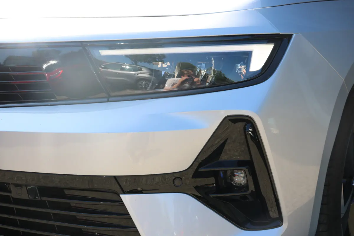 1.2 Turbo Hybrid GS | Navi | Stoel en stuur verw. | Camera | Keyless | PDC V+A | DAB |