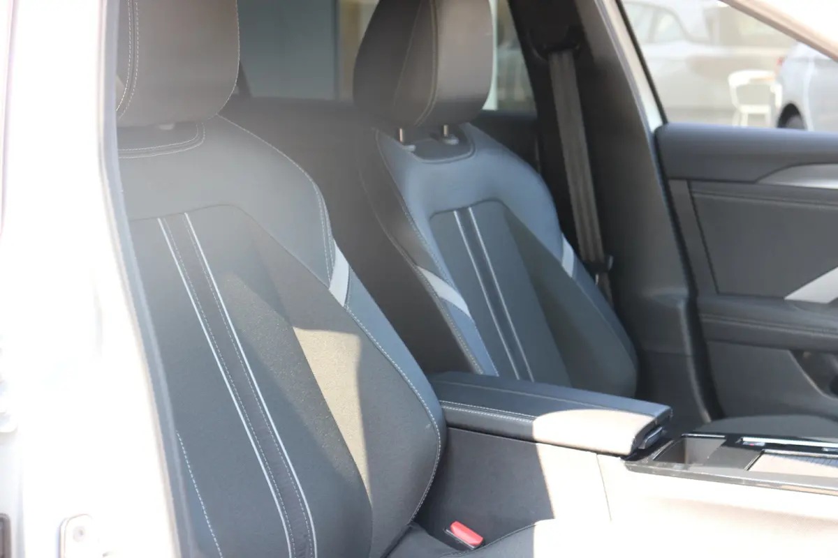 1.2 Turbo Hybrid GS | Navi | Stoel en stuur verw. | Camera | Keyless | PDC V+A | DAB |