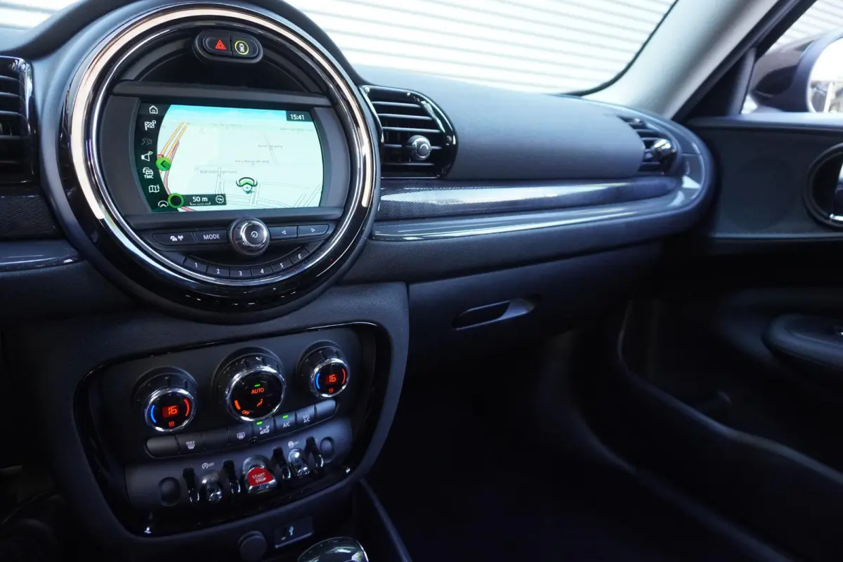 One | Salt | 17" LM Vent Spoke | Cruise Control | Smartphone integratie | Connected Navigation Pakket