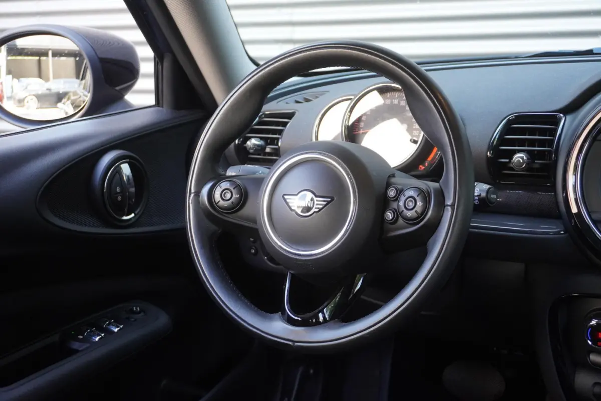 One | Salt | 17" LM Vent Spoke | Cruise Control | Smartphone integratie | Connected Navigation Pakket