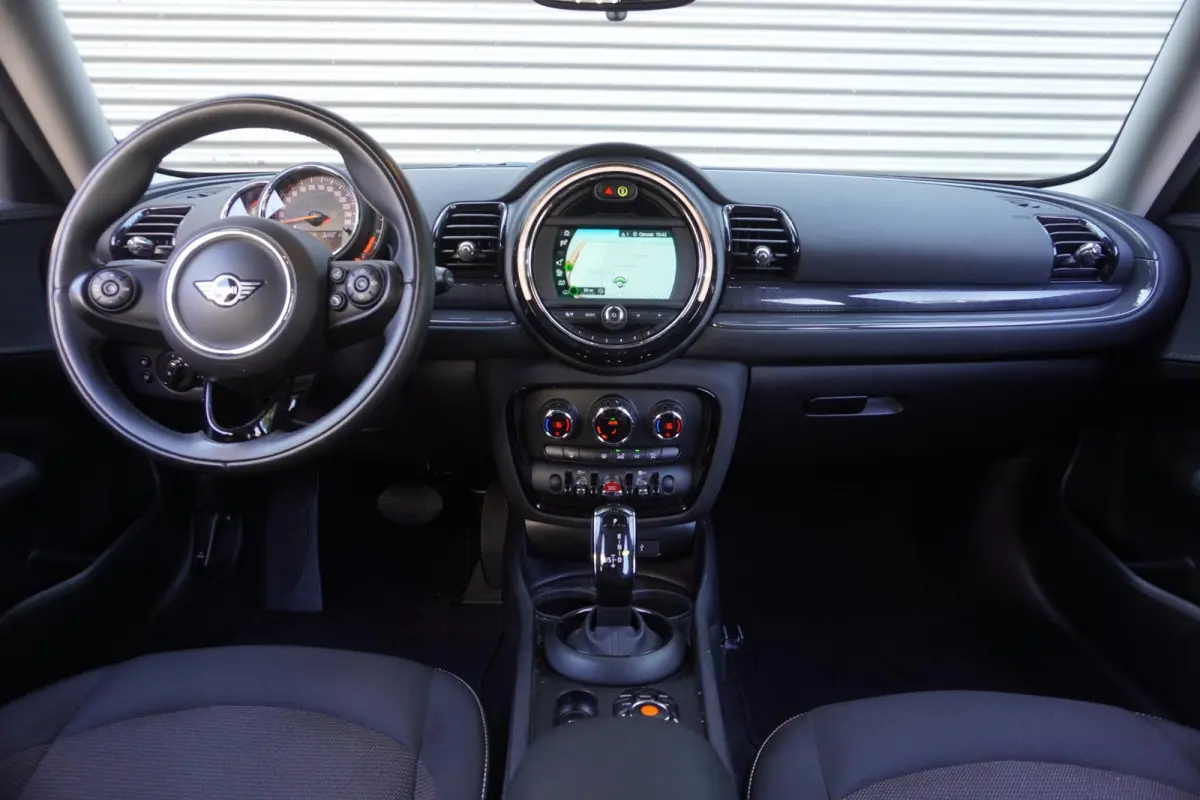 One | Salt | 17" LM Vent Spoke | Cruise Control | Smartphone integratie | Connected Navigation Pakket