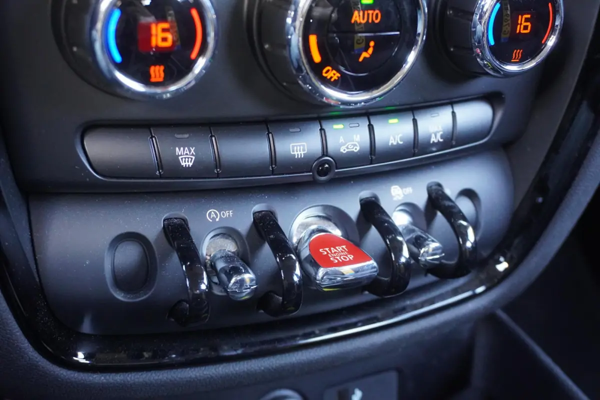 One | Salt | 17" LM Vent Spoke | Cruise Control | Smartphone integratie | Connected Navigation Pakket