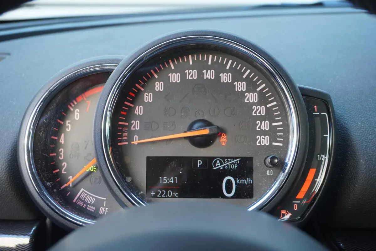 One | Salt | 17" LM Vent Spoke | Cruise Control | Smartphone integratie | Connected Navigation Pakket