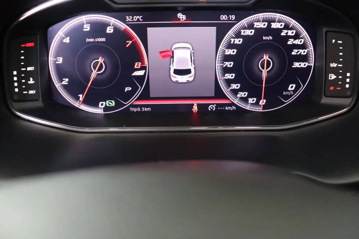 2.0 TSI CUPRA DSG Automaat Panoramadak, volledig digitaal instrumentenpaneel.