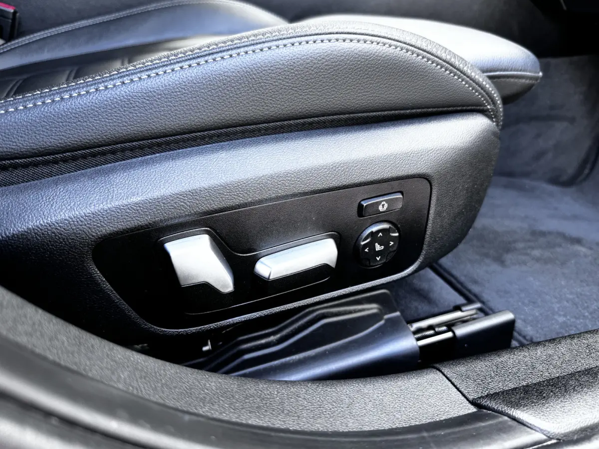 330e Business Edition Plus Dealer OH | Leder | Memory | Carplay | €22.900,- incl. BTW