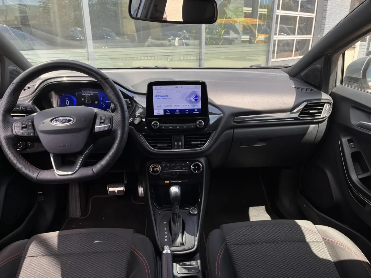 1.0 EcoBoost ST-Line 125PK Automaat Winterpack Adaptieve Cruise Camera Blind-Spot Parkeersensoren Climate Privacy Glass Full-LED *Sportief*