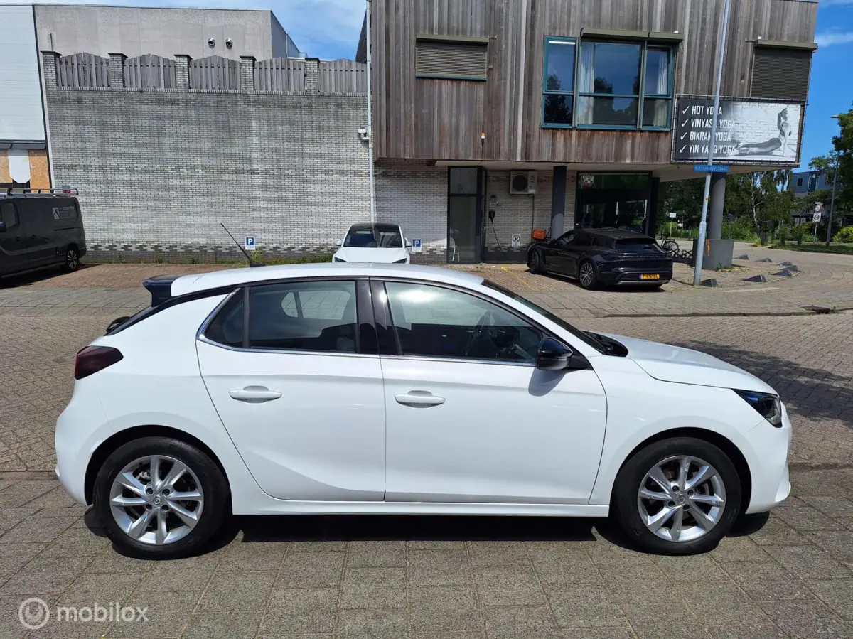 1.2 ELEGANCE AUTOMAAT • Carplay •