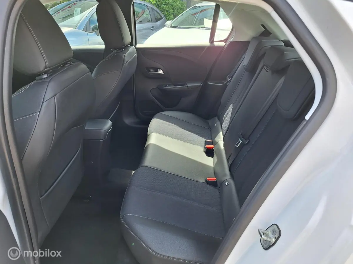 1.2 ELEGANCE AUTOMAAT • Carplay •