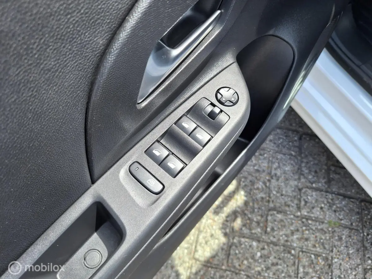 1.2 ELEGANCE AUTOMAAT • Carplay •