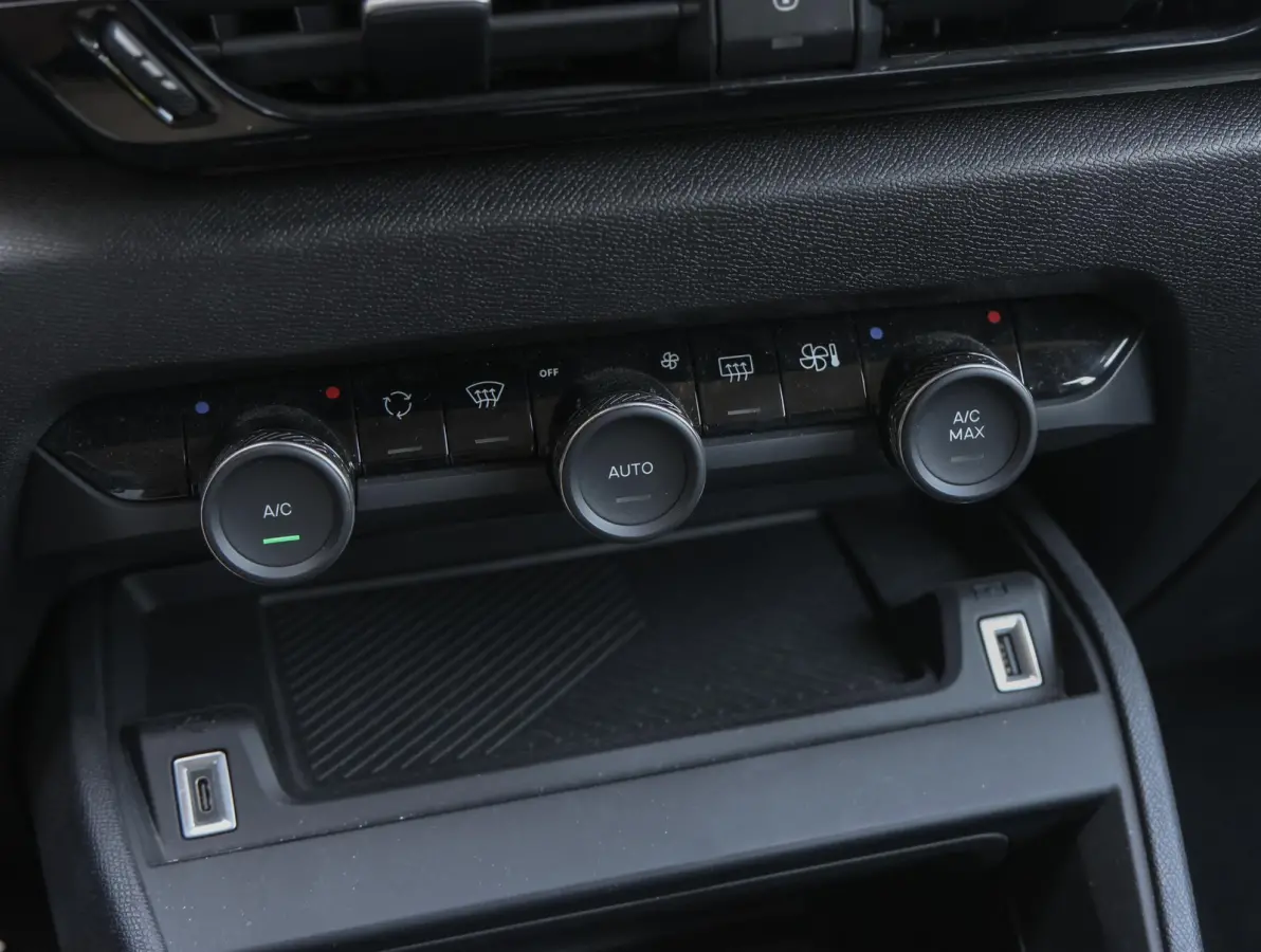 1.2 Hybrid 136 Plus | Camera achterzijde | Climate control | Navigatie | Apple en Android auto