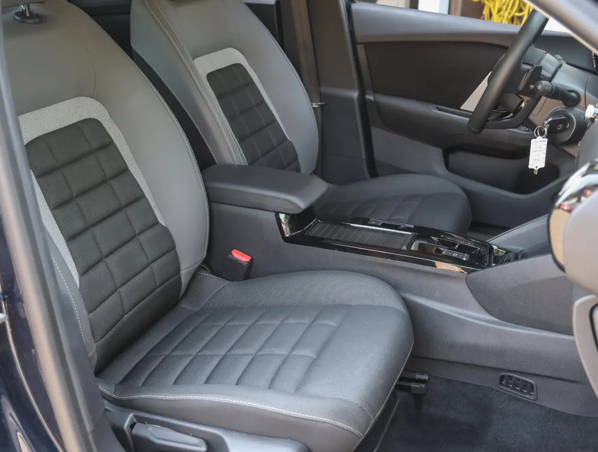 1.2 Hybrid 136 Plus | Camera achterzijde | Climate control | Navigatie | Apple en Android auto