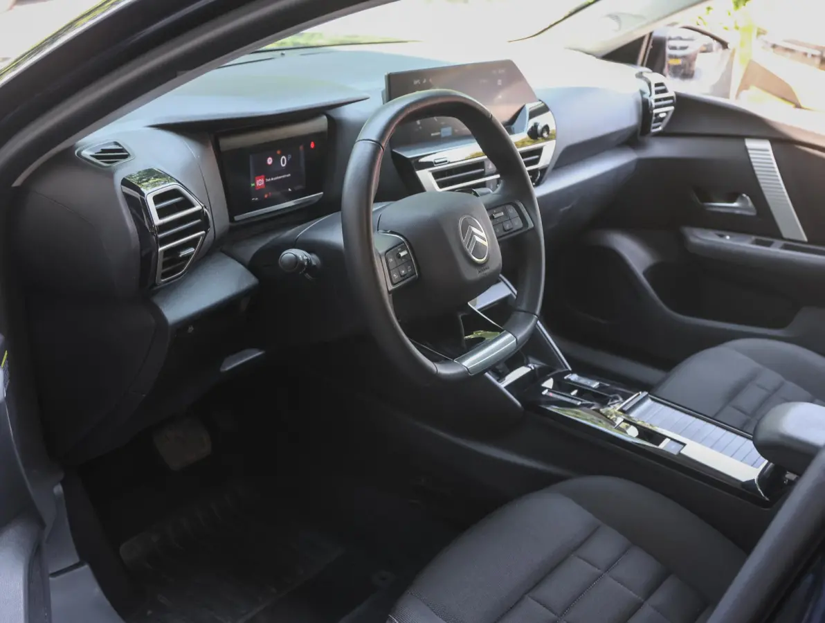1.2 Hybrid 136 Plus | Camera achterzijde | Climate control | Navigatie | Apple en Android auto