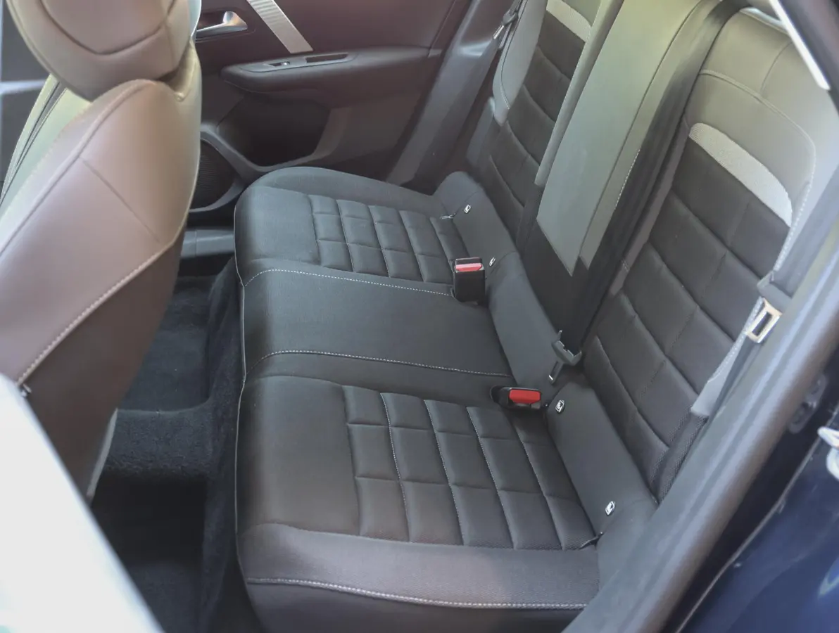 1.2 Hybrid 136 Plus | Camera achterzijde | Climate control | Navigatie | Apple en Android auto