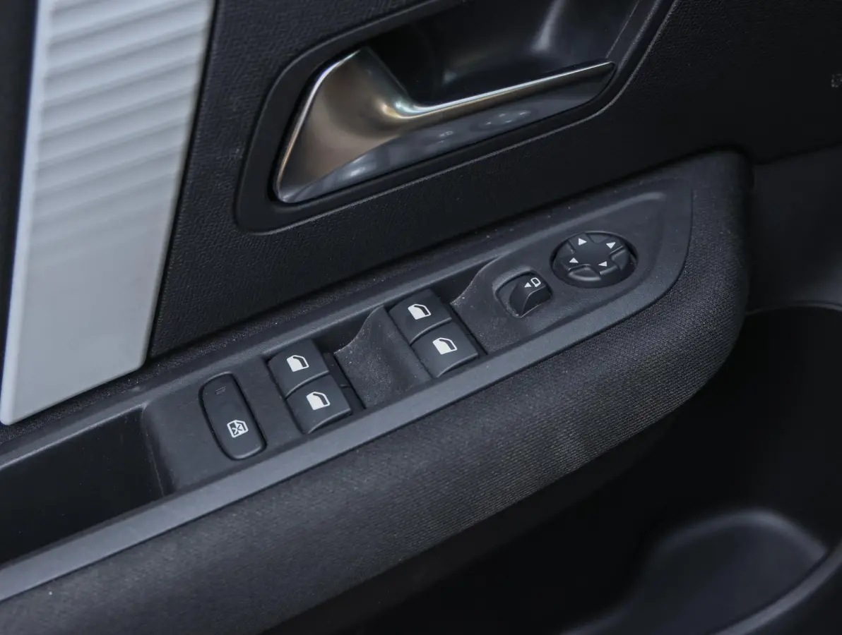 1.2 Hybrid 136 Plus | Camera achterzijde | Climate control | Navigatie | Apple en Android auto
