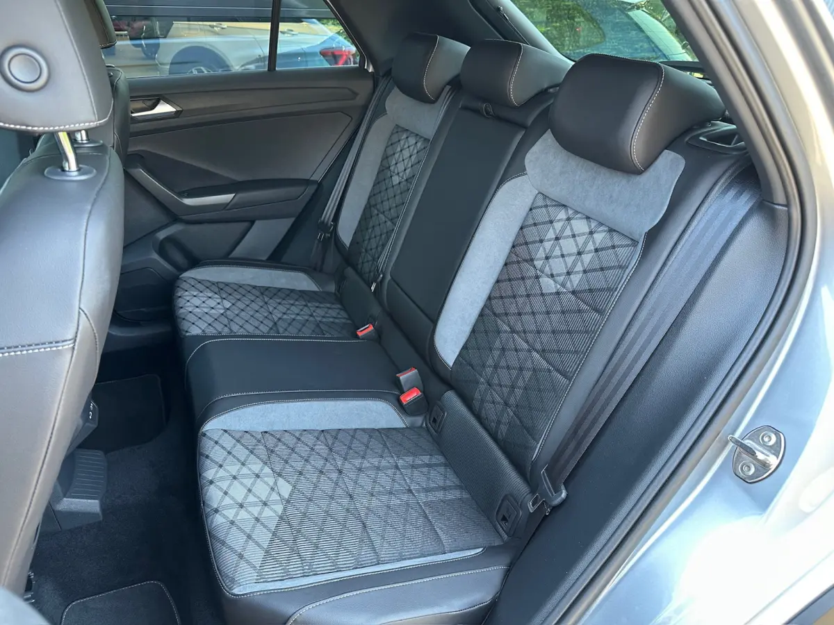 1.5 TSI 150pk DSG R-Line | Black Style | Camera | Keyless | Elek. Achterklep | Dode hoek | Rijklaar incl. 1 jaar Bovag garantie