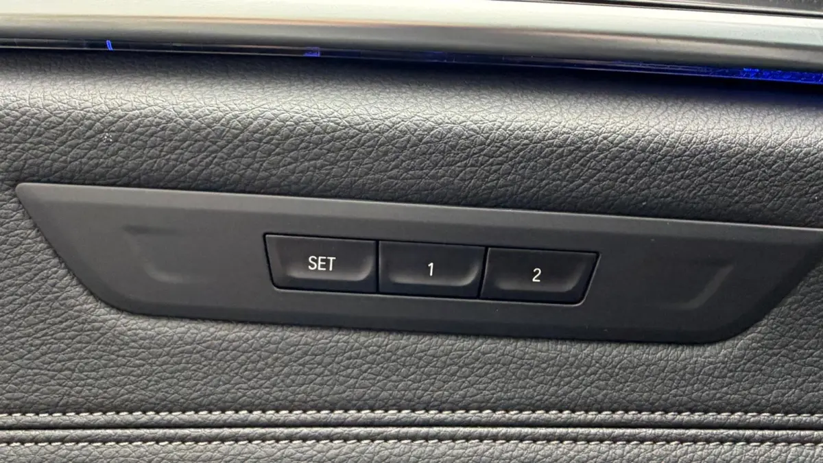520i 184PK HIGH EXECUTIVE M-SPORT AUTOMAAT / NAVI / LEDER / LASER-LED / CLIMA / PDC / 19" LMV / KEYLESS / PANO. DAK / WINTERPAKKET /  CRUISECONTROL !!