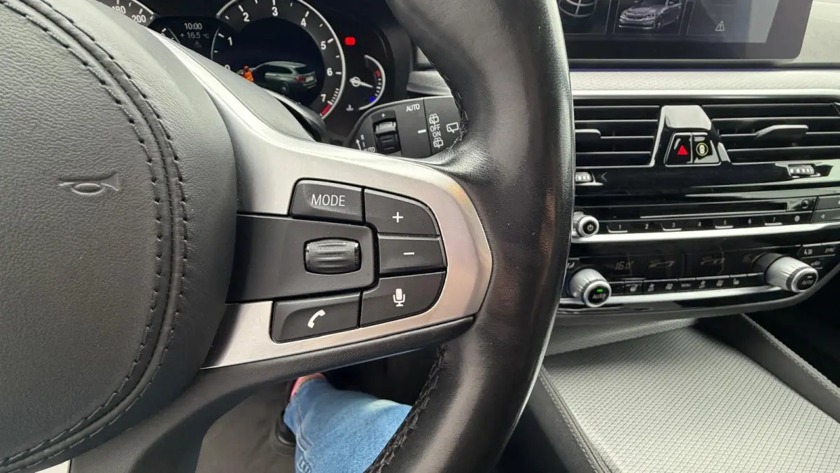 520i 184PK HIGH EXECUTIVE M-SPORT AUTOMAAT / NAVI / LEDER / LASER-LED / CLIMA / PDC / 19" LMV / KEYLESS / PANO. DAK / WINTERPAKKET /  CRUISECONTROL !!