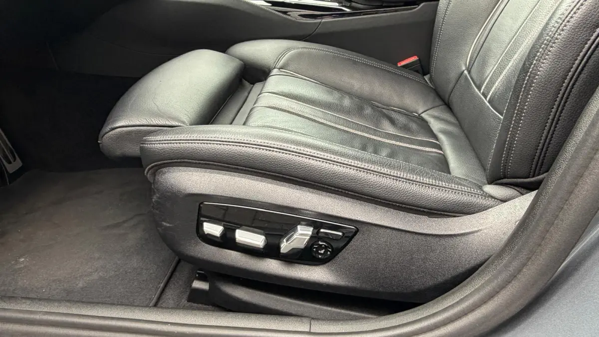 520i 184PK HIGH EXECUTIVE M-SPORT AUTOMAAT / NAVI / LEDER / LASER-LED / CLIMA / PDC / 19" LMV / KEYLESS / PANO. DAK / WINTERPAKKET /  CRUISECONTROL !!