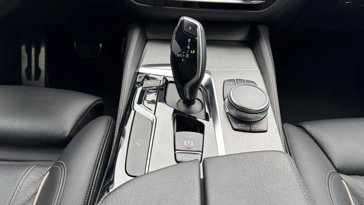 520i 184PK HIGH EXECUTIVE M-SPORT AUTOMAAT / NAVI / LEDER / LASER-LED / CLIMA / PDC / 19" LMV / KEYLESS / PANO. DAK / WINTERPAKKET /  CRUISECONTROL !!