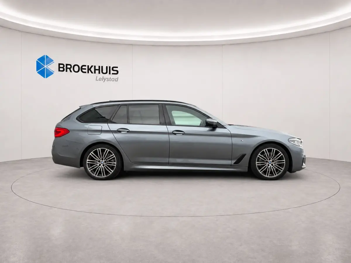 520i 184PK HIGH EXECUTIVE M-SPORT AUTOMAAT / NAVI / LEDER / LASER-LED / CLIMA / PDC / 19" LMV / KEYLESS / PANO. DAK / WINTERPAKKET /  CRUISECONTROL !!