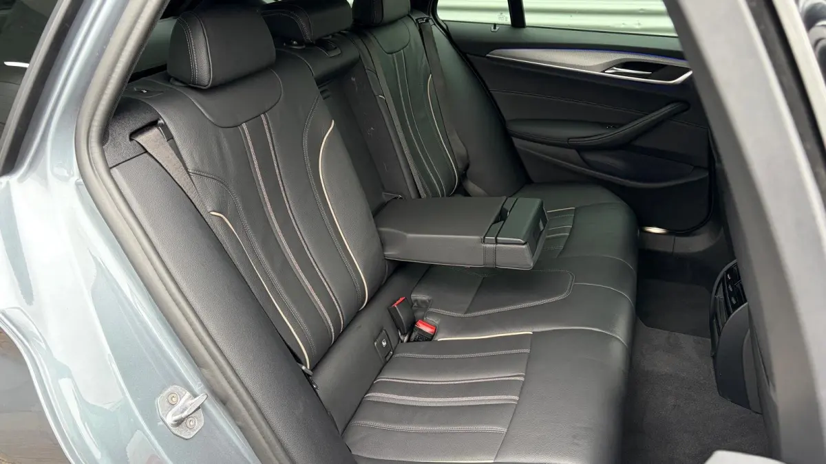 520i 184PK HIGH EXECUTIVE M-SPORT AUTOMAAT / NAVI / LEDER / LASER-LED / CLIMA / PDC / 19" LMV / KEYLESS / PANO. DAK / WINTERPAKKET /  CRUISECONTROL !!