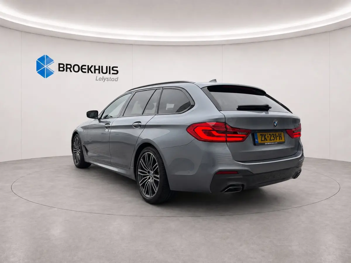 520i 184PK HIGH EXECUTIVE M-SPORT AUTOMAAT / NAVI / LEDER / LASER-LED / CLIMA / PDC / 19" LMV / KEYLESS / PANO. DAK / WINTERPAKKET /  CRUISECONTROL !!