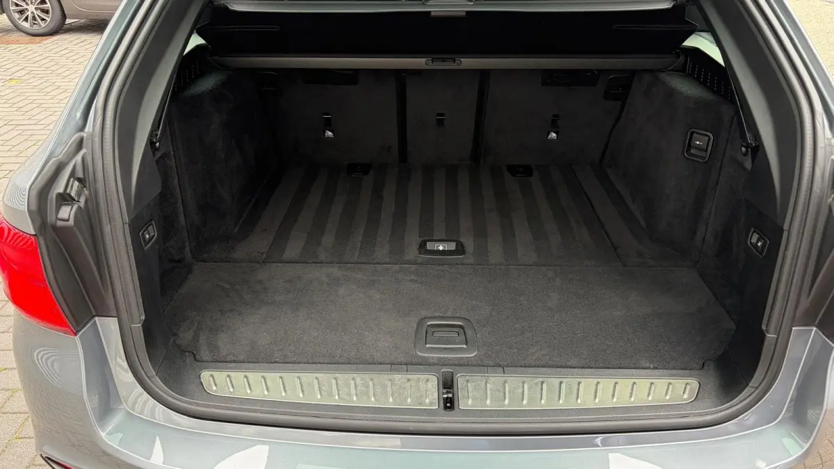 520i 184PK HIGH EXECUTIVE M-SPORT AUTOMAAT / NAVI / LEDER / LASER-LED / CLIMA / PDC / 19" LMV / KEYLESS / PANO. DAK / WINTERPAKKET /  CRUISECONTROL !!