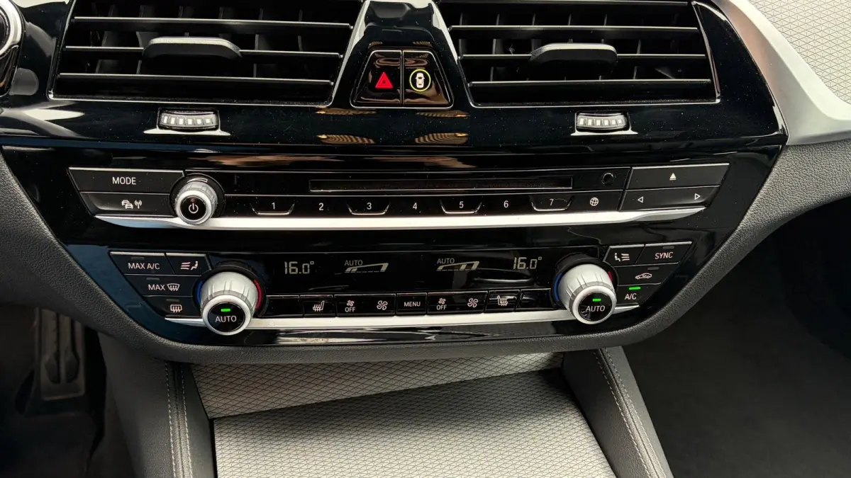 520i 184PK HIGH EXECUTIVE M-SPORT AUTOMAAT / NAVI / LEDER / LASER-LED / CLIMA / PDC / 19" LMV / KEYLESS / PANO. DAK / WINTERPAKKET /  CRUISECONTROL !!
