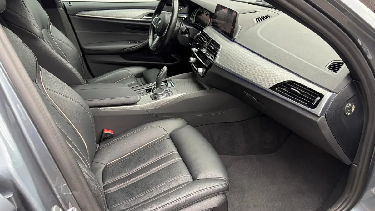 520i 184PK HIGH EXECUTIVE M-SPORT AUTOMAAT / NAVI / LEDER / LASER-LED / CLIMA / PDC / 19" LMV / KEYLESS / PANO. DAK / WINTERPAKKET /  CRUISECONTROL !!