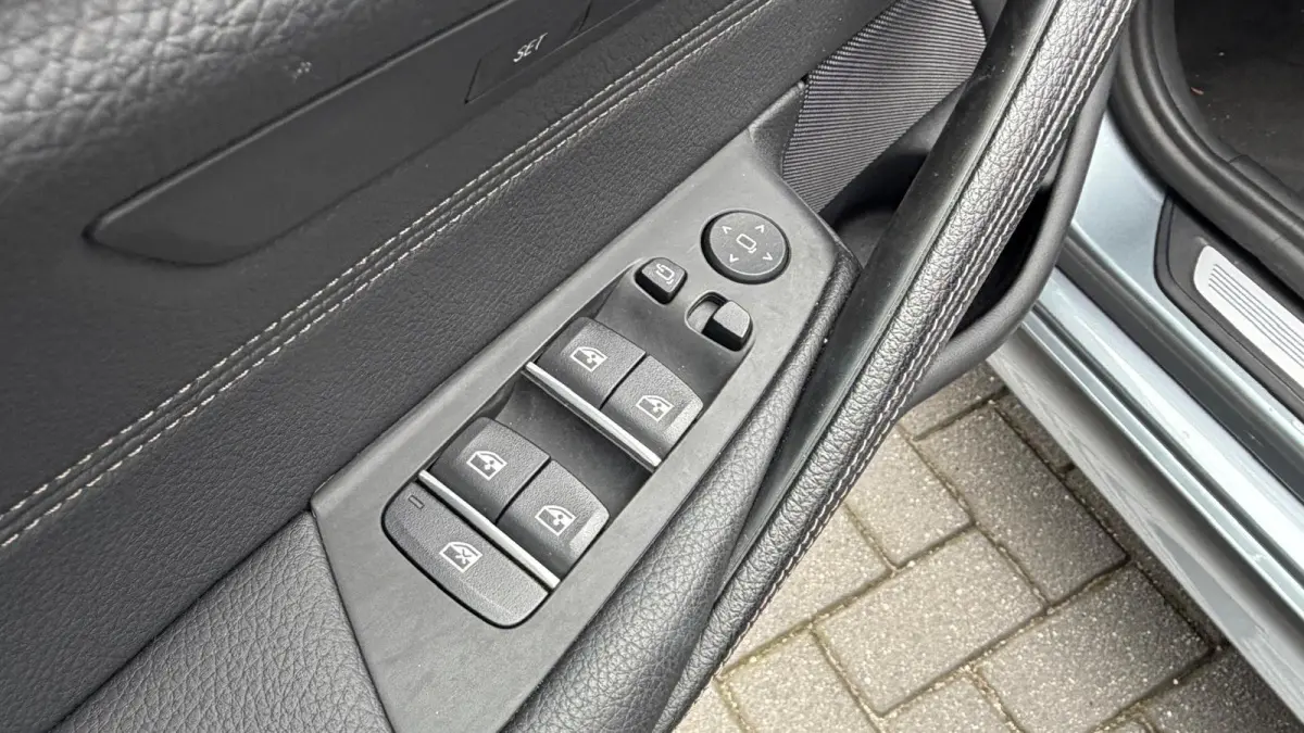 520i 184PK HIGH EXECUTIVE M-SPORT AUTOMAAT / NAVI / LEDER / LASER-LED / CLIMA / PDC / 19" LMV / KEYLESS / PANO. DAK / WINTERPAKKET /  CRUISECONTROL !!