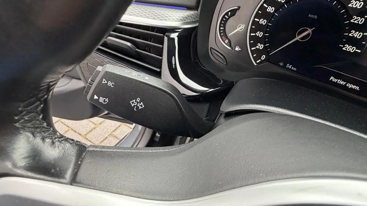 520i 184PK HIGH EXECUTIVE M-SPORT AUTOMAAT / NAVI / LEDER / LASER-LED / CLIMA / PDC / 19" LMV / KEYLESS / PANO. DAK / WINTERPAKKET /  CRUISECONTROL !!
