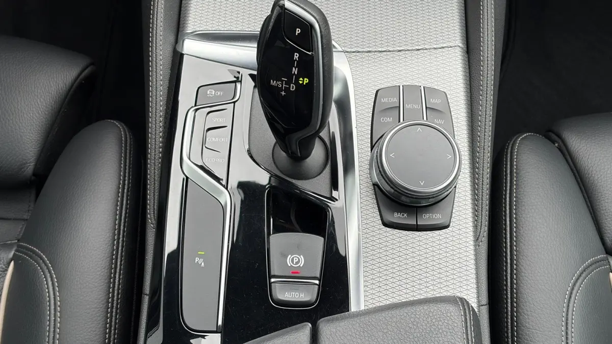 520i 184PK HIGH EXECUTIVE M-SPORT AUTOMAAT / NAVI / LEDER / LASER-LED / CLIMA / PDC / 19" LMV / KEYLESS / PANO. DAK / WINTERPAKKET /  CRUISECONTROL !!