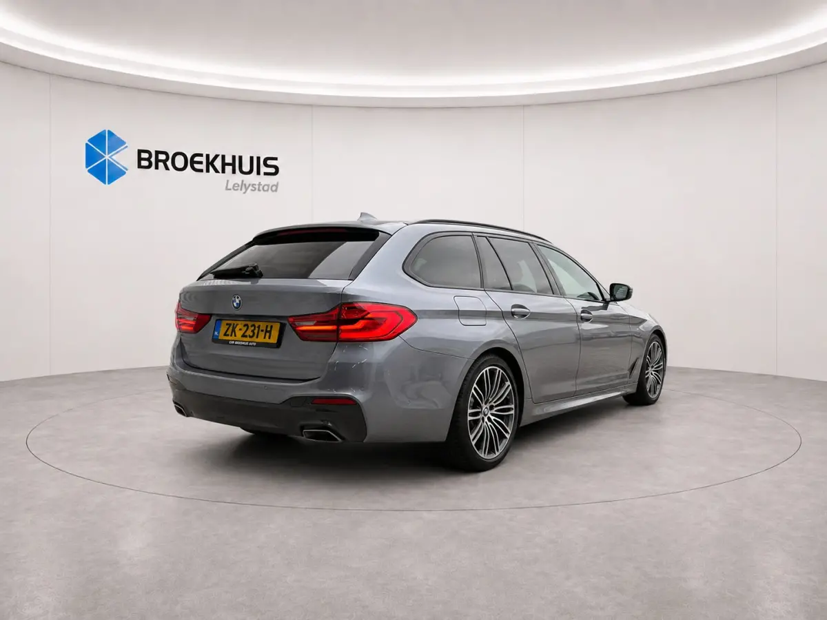 520i 184PK HIGH EXECUTIVE M-SPORT AUTOMAAT / NAVI / LEDER / LASER-LED / CLIMA / PDC / 19" LMV / KEYLESS / PANO. DAK / WINTERPAKKET /  CRUISECONTROL !!