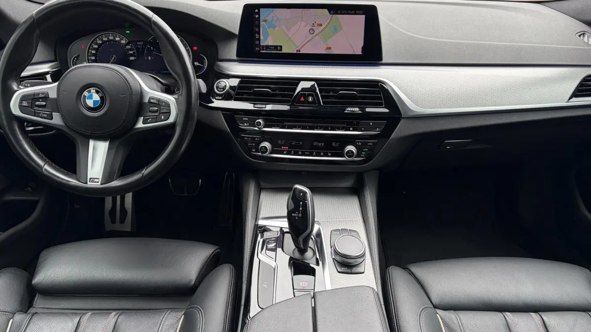 520i 184PK HIGH EXECUTIVE M-SPORT AUTOMAAT / NAVI / LEDER / LASER-LED / CLIMA / PDC / 19" LMV / KEYLESS / PANO. DAK / WINTERPAKKET /  CRUISECONTROL !!