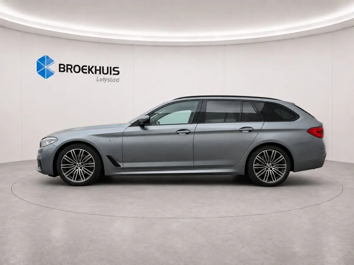 520i 184PK HIGH EXECUTIVE M-SPORT AUTOMAAT / NAVI / LEDER / LASER-LED / CLIMA / PDC / 19" LMV / KEYLESS / PANO. DAK / WINTERPAKKET /  CRUISECONTROL !!