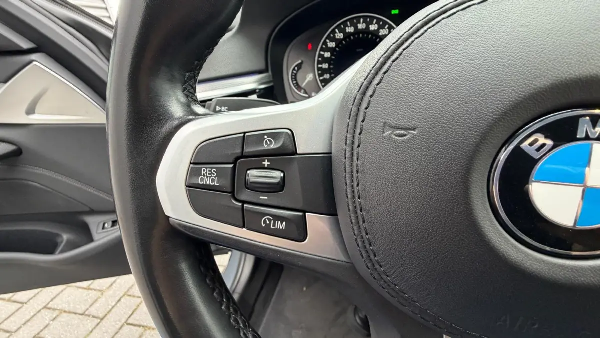 520i 184PK HIGH EXECUTIVE M-SPORT AUTOMAAT / NAVI / LEDER / LASER-LED / CLIMA / PDC / 19" LMV / KEYLESS / PANO. DAK / WINTERPAKKET /  CRUISECONTROL !!