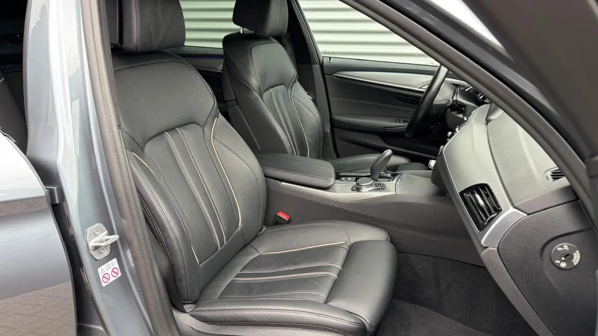 520i 184PK HIGH EXECUTIVE M-SPORT AUTOMAAT / NAVI / LEDER / LASER-LED / CLIMA / PDC / 19" LMV / KEYLESS / PANO. DAK / WINTERPAKKET /  CRUISECONTROL !!