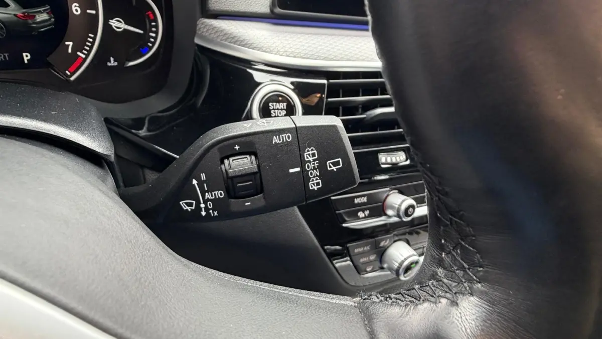 520i 184PK HIGH EXECUTIVE M-SPORT AUTOMAAT / NAVI / LEDER / LASER-LED / CLIMA / PDC / 19" LMV / KEYLESS / PANO. DAK / WINTERPAKKET /  CRUISECONTROL !!