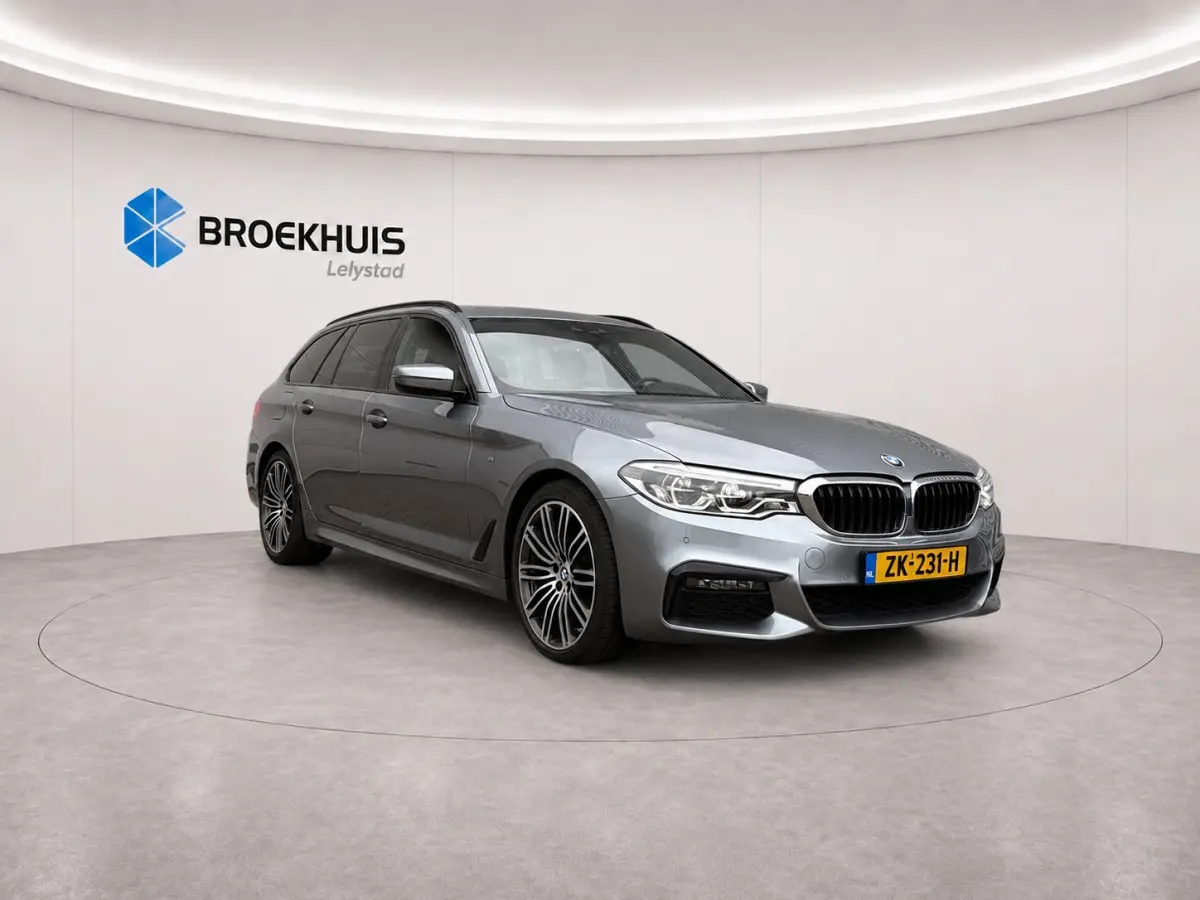 520i 184PK HIGH EXECUTIVE M-SPORT AUTOMAAT / NAVI / LEDER / LASER-LED / CLIMA / PDC / 19" LMV / KEYLESS / PANO. DAK / WINTERPAKKET /  CRUISECONTROL !!