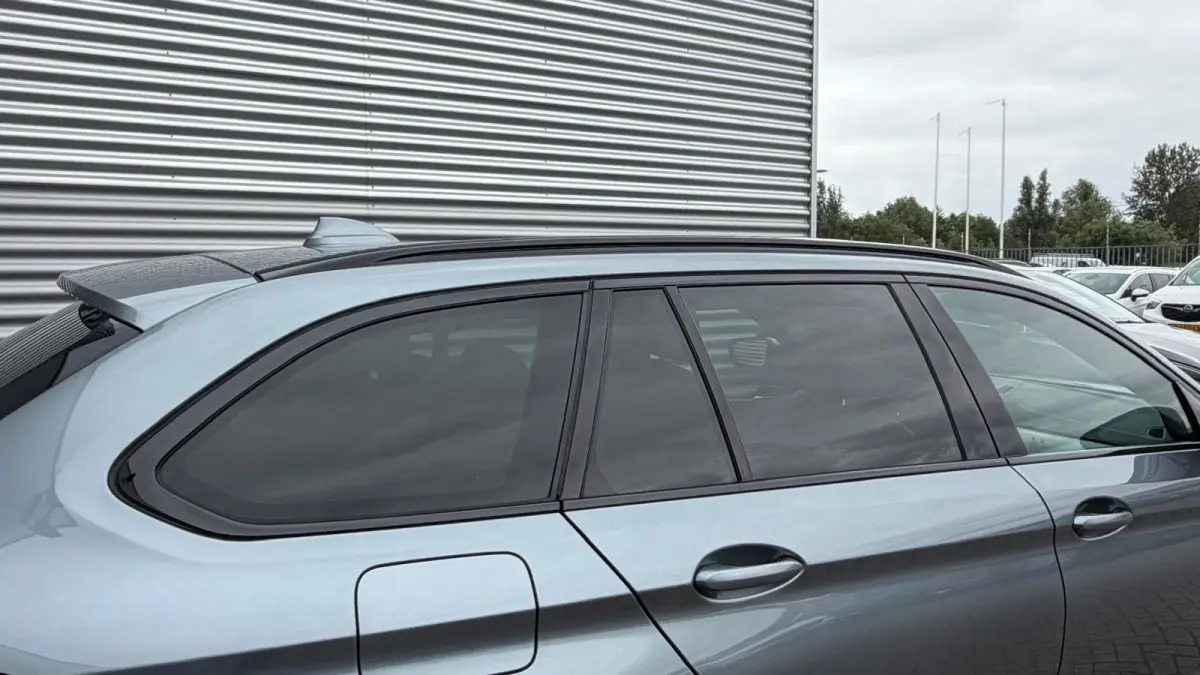 520i 184PK HIGH EXECUTIVE M-SPORT AUTOMAAT / NAVI / LEDER / LASER-LED / CLIMA / PDC / 19" LMV / KEYLESS / PANO. DAK / WINTERPAKKET /  CRUISECONTROL !!