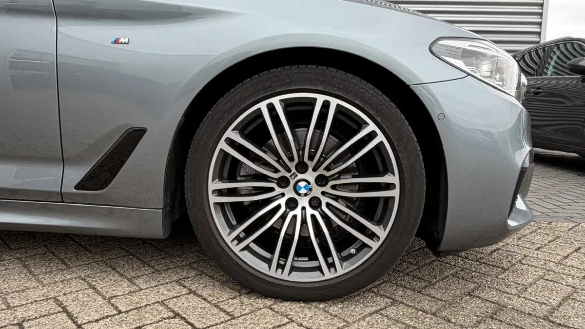 520i 184PK HIGH EXECUTIVE M-SPORT AUTOMAAT / NAVI / LEDER / LASER-LED / CLIMA / PDC / 19" LMV / KEYLESS / PANO. DAK / WINTERPAKKET /  CRUISECONTROL !!