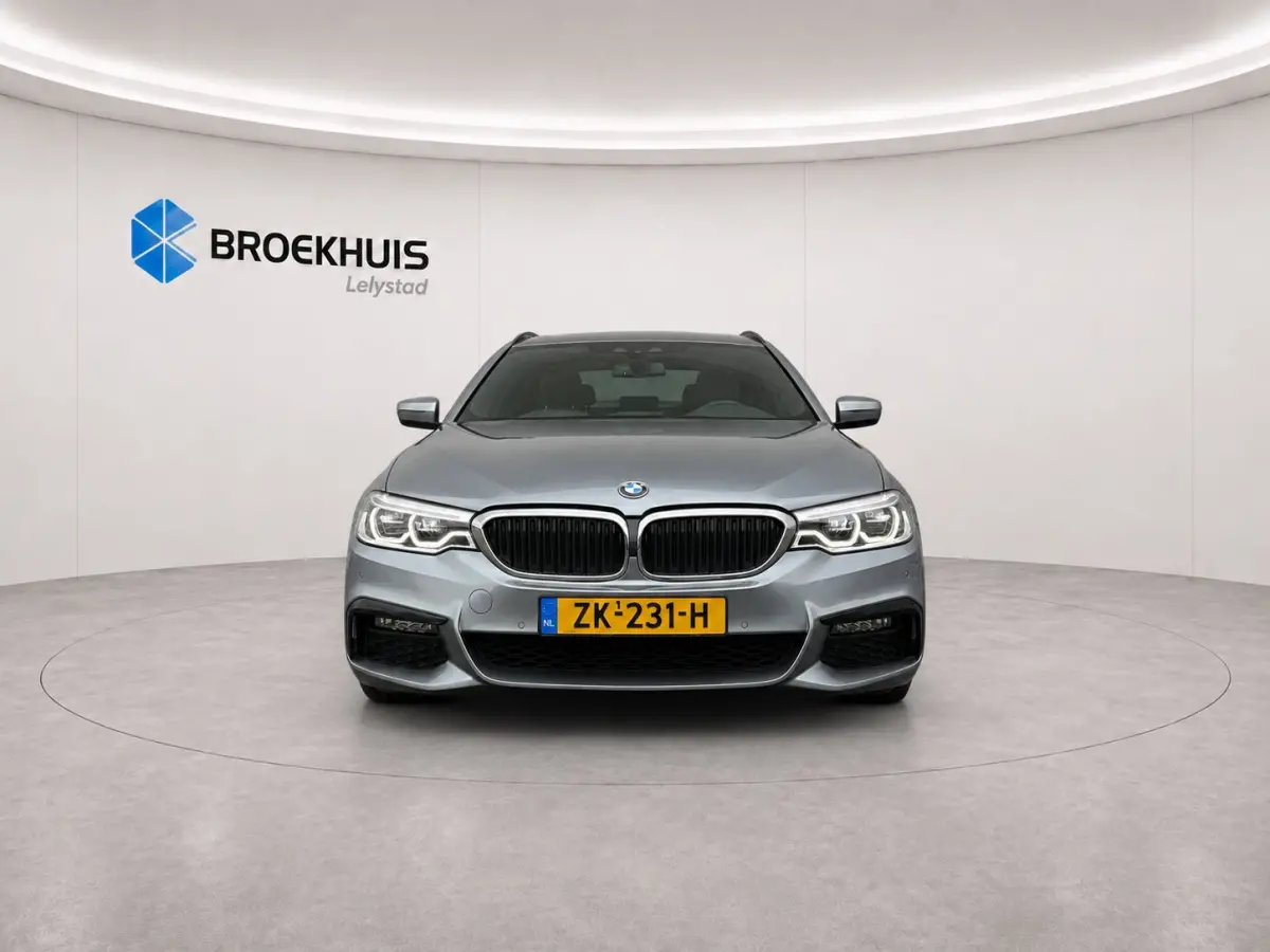 520i 184PK HIGH EXECUTIVE M-SPORT AUTOMAAT / NAVI / LEDER / LASER-LED / CLIMA / PDC / 19" LMV / KEYLESS / PANO. DAK / WINTERPAKKET /  CRUISECONTROL !!