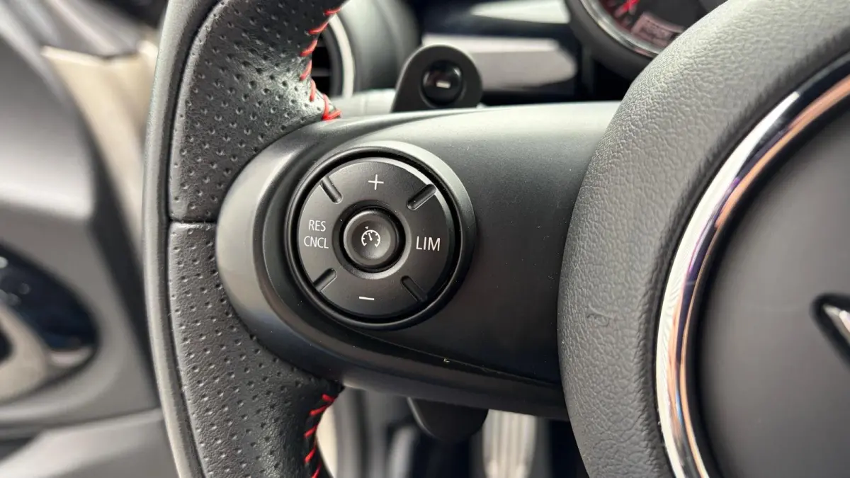 Mini S Cabrio 2.0 231PK JOHN COOPER WORKS AUTOMAAT / NAVI / LEDER / CLIMA / LED / PDC / 17" LMV / CAMERA / KEYLESS / UNIEK / ORG. NL !!