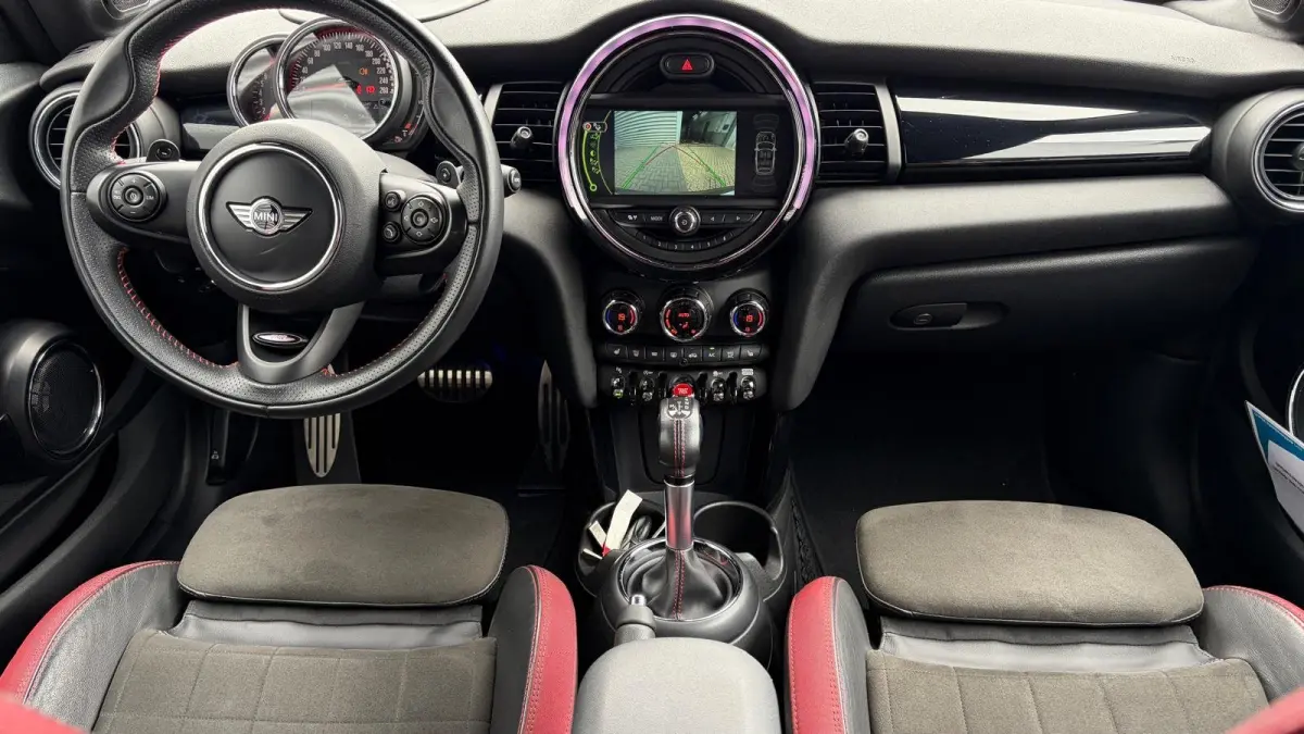 Mini S Cabrio 2.0 231PK JOHN COOPER WORKS AUTOMAAT / NAVI / LEDER / CLIMA / LED / PDC / 17" LMV / CAMERA / KEYLESS / UNIEK / ORG. NL !!