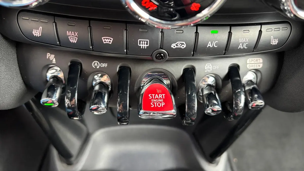 Mini S Cabrio 2.0 231PK JOHN COOPER WORKS AUTOMAAT / NAVI / LEDER / CLIMA / LED / PDC / 17" LMV / CAMERA / KEYLESS / UNIEK / ORG. NL !!
